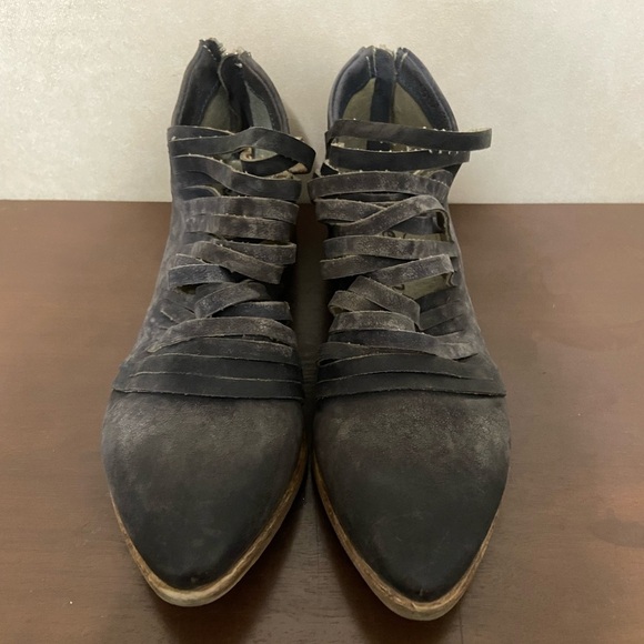 Free People EUC lost valley strappy back zip ankle boot distressed grey size 6.5 - Picture 4 of 8